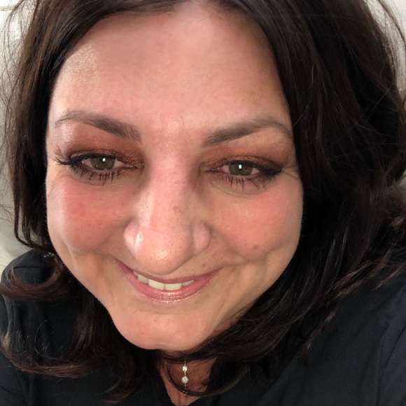 Meet your Posher, Stephanie - Picture 3 of 4